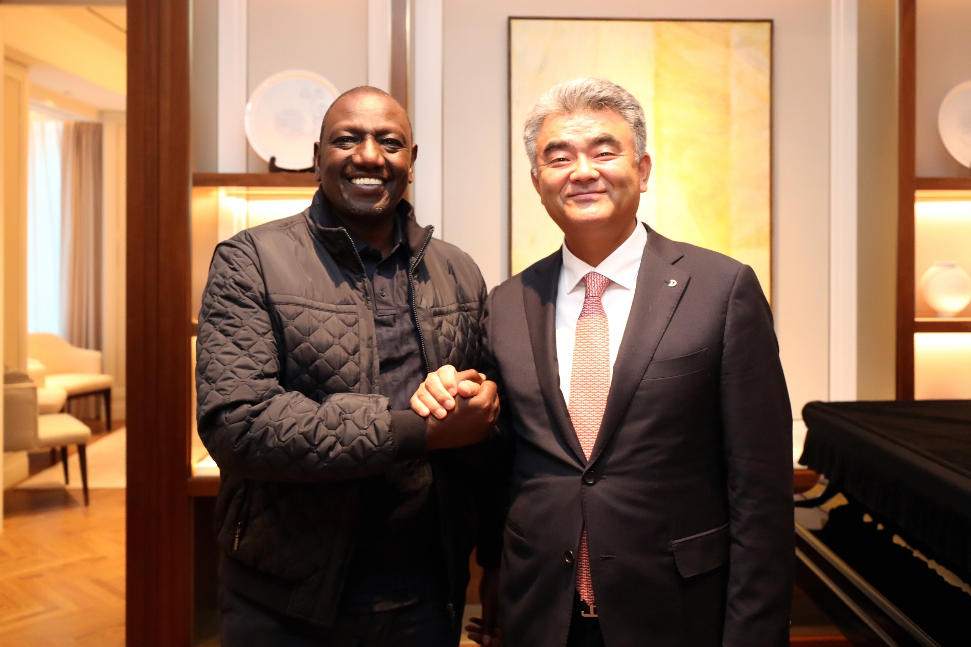 윌리엄 루토(William Ruto) 케냐 대통령과 중흥그룹 정원주 부회장 / 사진제공=대우건설