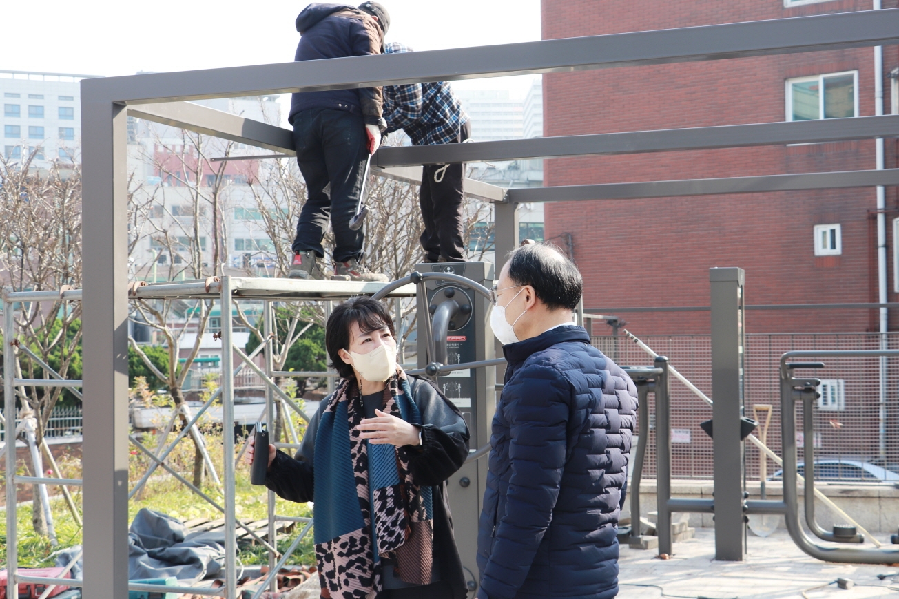 서울 중구의회 양은미 의원이 비가림 시설 설치 현장을 살펴보고 있다./사진제공=중구의회