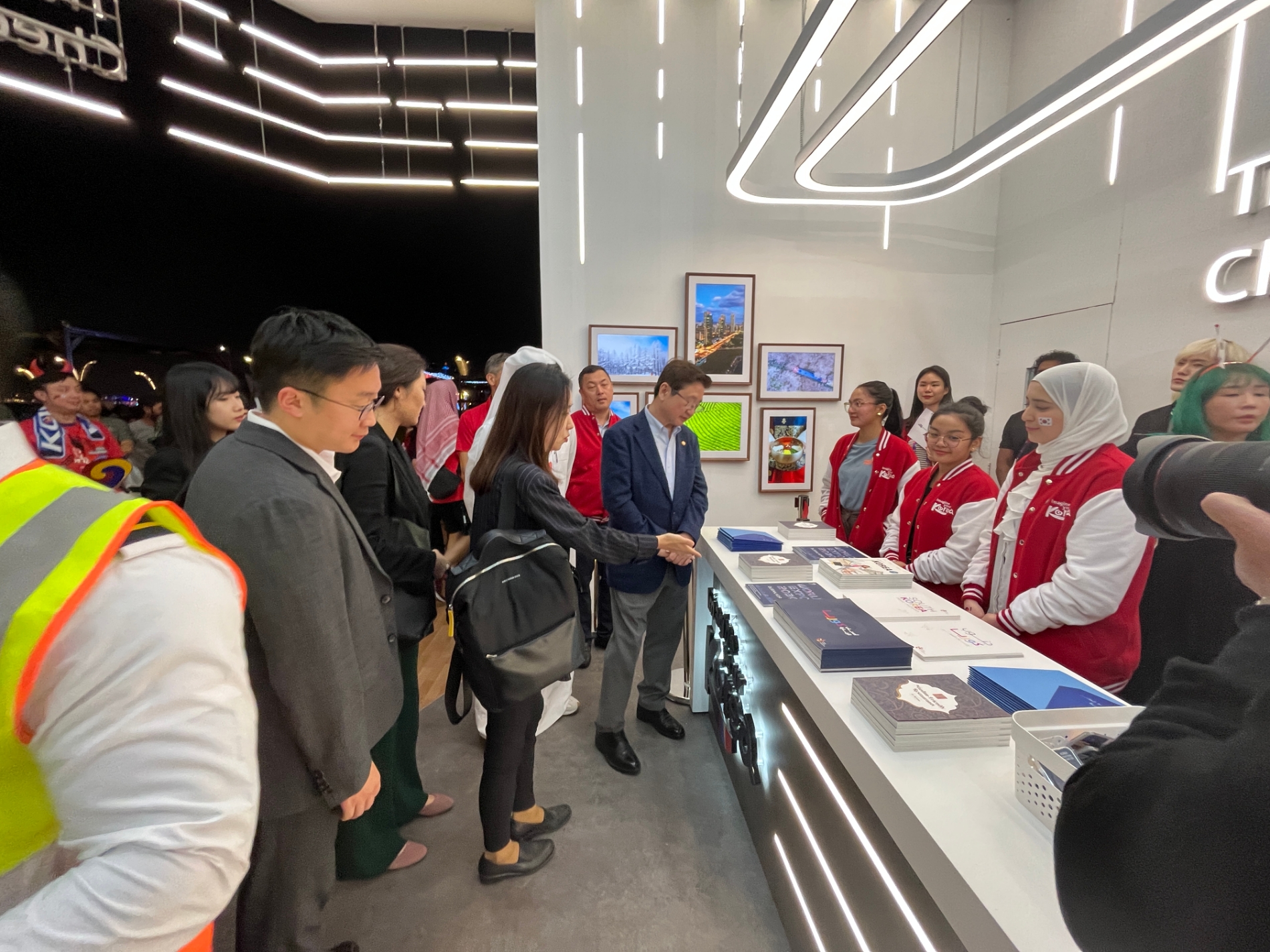 지난 2022년 11월 24일 박보균 문화체육관광부 장관이 카타르에 마련된 한국관광홍보관을 둘러보고 있다. /사진제공=한국관광공사
