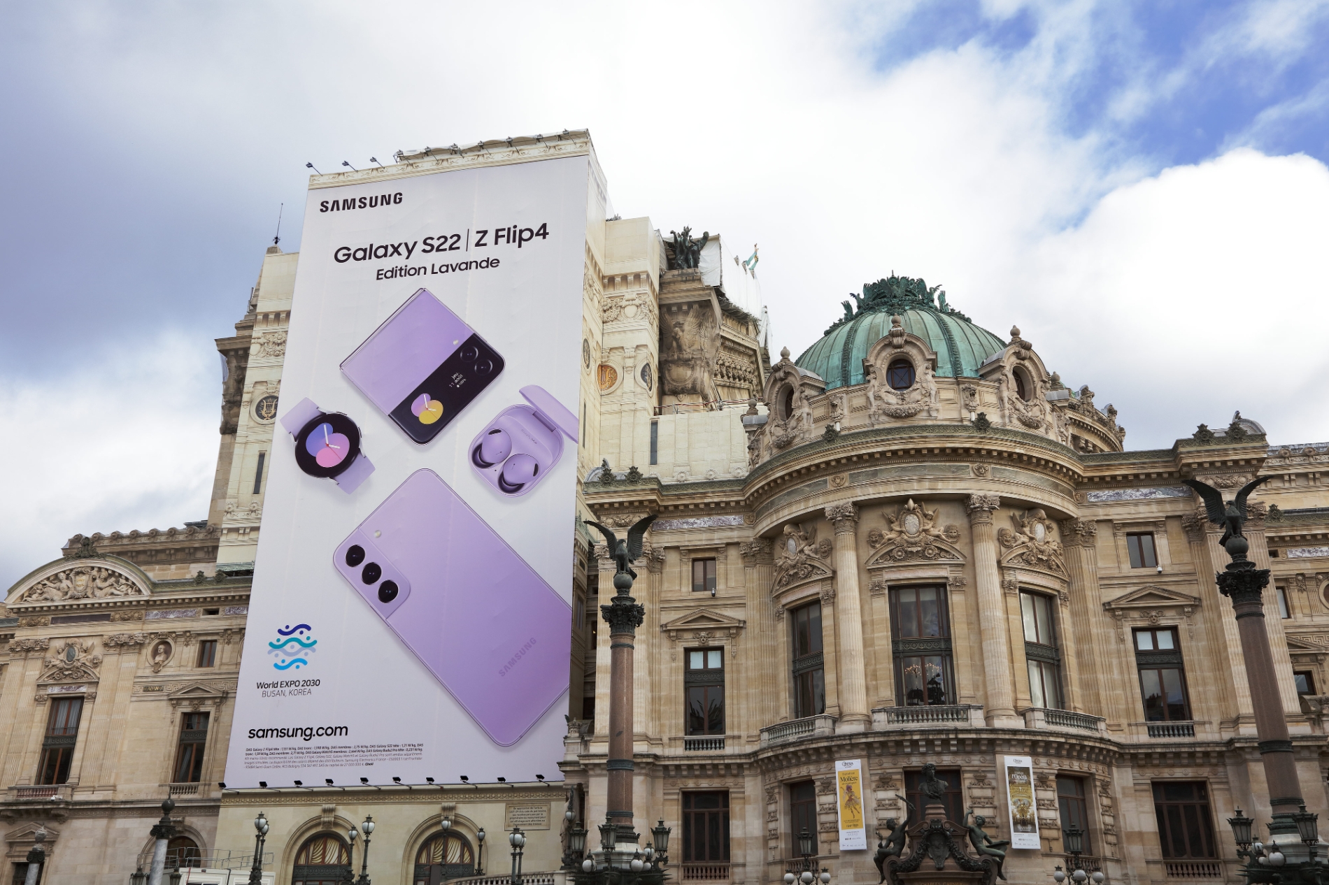 삼성전자가 28~29일 BIE 총회가 열리는 프랑스 파리에서 '2030 부산세계박람회' 유치 활동을 홍보한다. 사진은 파리 오페라 가르니에의 대형 옥외광고에 포함된 '2030 부산세계박람회' 로고. 사진=삼성전자