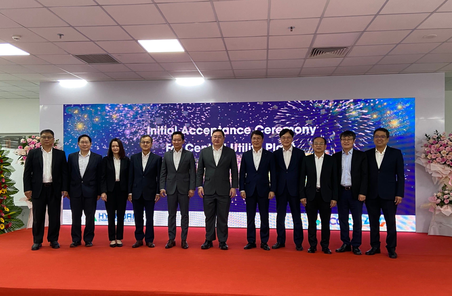 현대엔지니어링 홍현성 대표이사(사진 오른쪽에서 다섯번 째), 현대엔지니어링 임관섭 플랜트사업본부장(사진 오른쪽에서 네번 째), 발주처 Siam Cement 그룹 타마삭 세타둠 부사장(사진 중앙), 몽콘 햄로자나소폰 최고운영책임자 (사진 왼쪽에서 다섯번 째) 등 관계자들이 기념사진을 촬영하고 있다. / 사진제공=현대엔지니어링