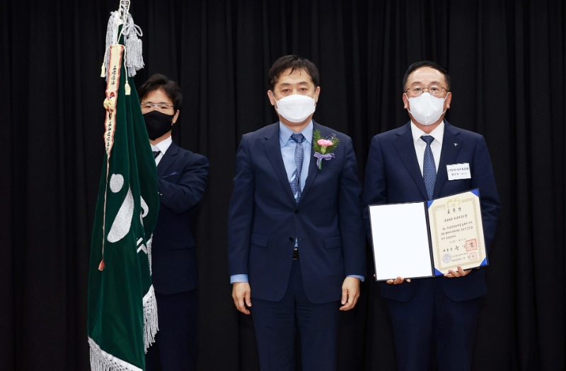 하나저축은행이 금융정보분석원이 주최한 '제16회 자금세탁방지의 날'에서 자금세탁방지 유공기관으로 선정돼 대통령 표창을 수상했다. 김주현 금융위원장(가운데)과 정민식 하나저축은행 대표이사(맨 오른쪽)가 사진 촬영을 하고 있다. /사진제공=하나저축은행