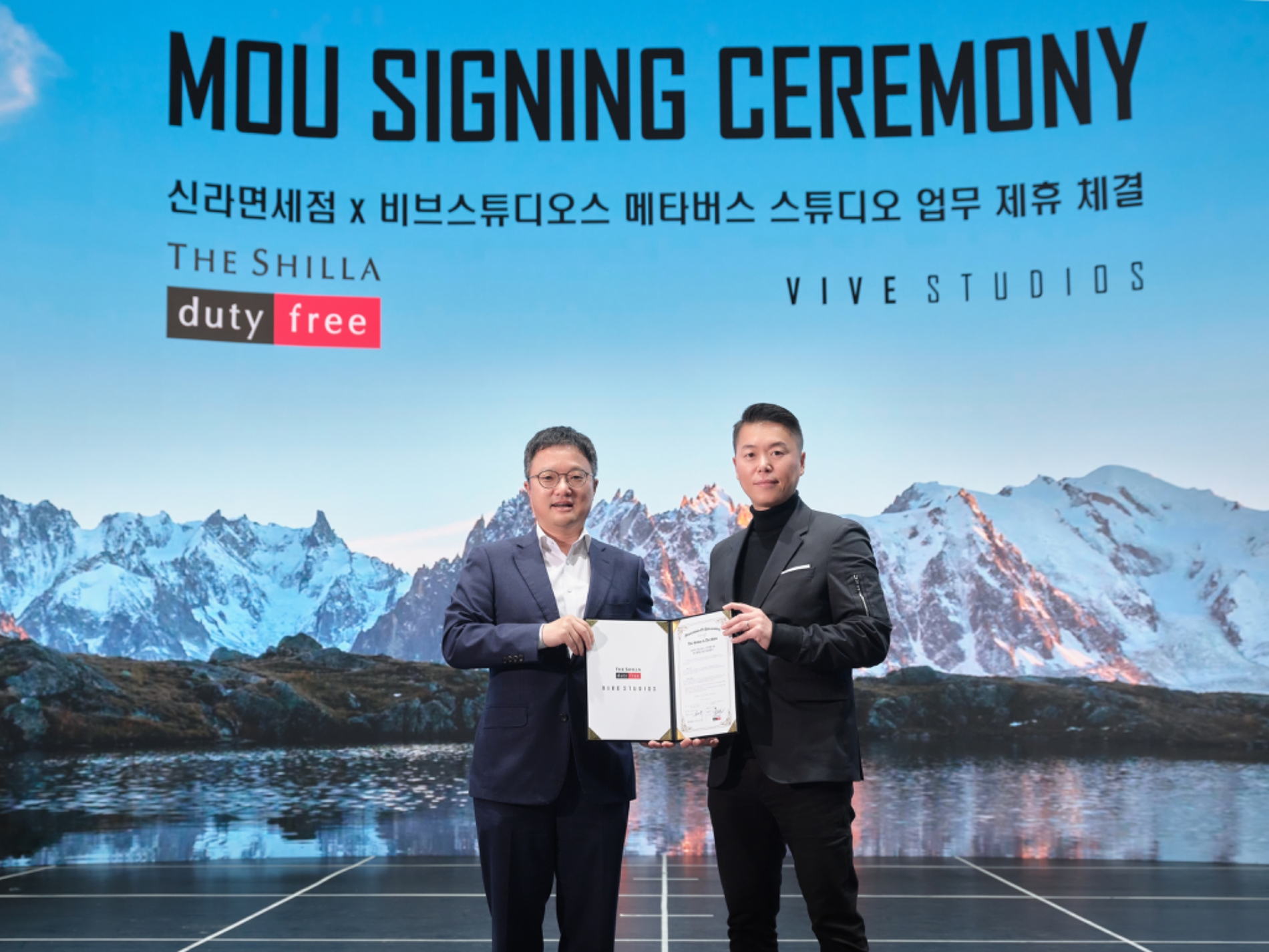 비브스튜디오스 김세규 대표와 호텔신라 TR부문장 김태호 부사장(사진 왼쪽)이 기념촬영을 하고 있다./ 사진제공 = 호텔신라