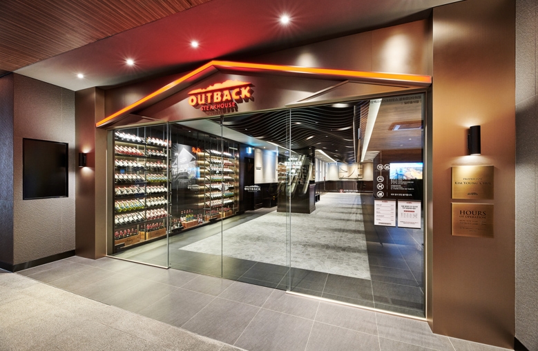 아웃백 스테이크하우스가 85번째 매장 '광화문D타워점'을 열었다./사진제공=bhc그룹