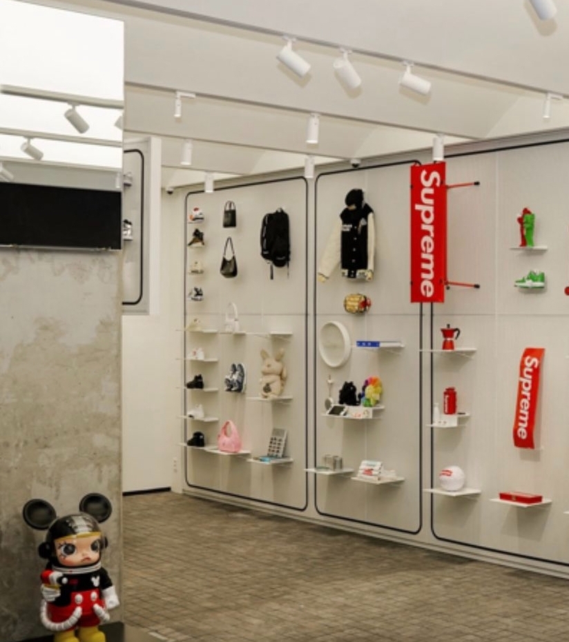 크림 잠실 롯데월드몰 오프라인 매장./ 사진제공 = 크림(KREAM) 인스타그램