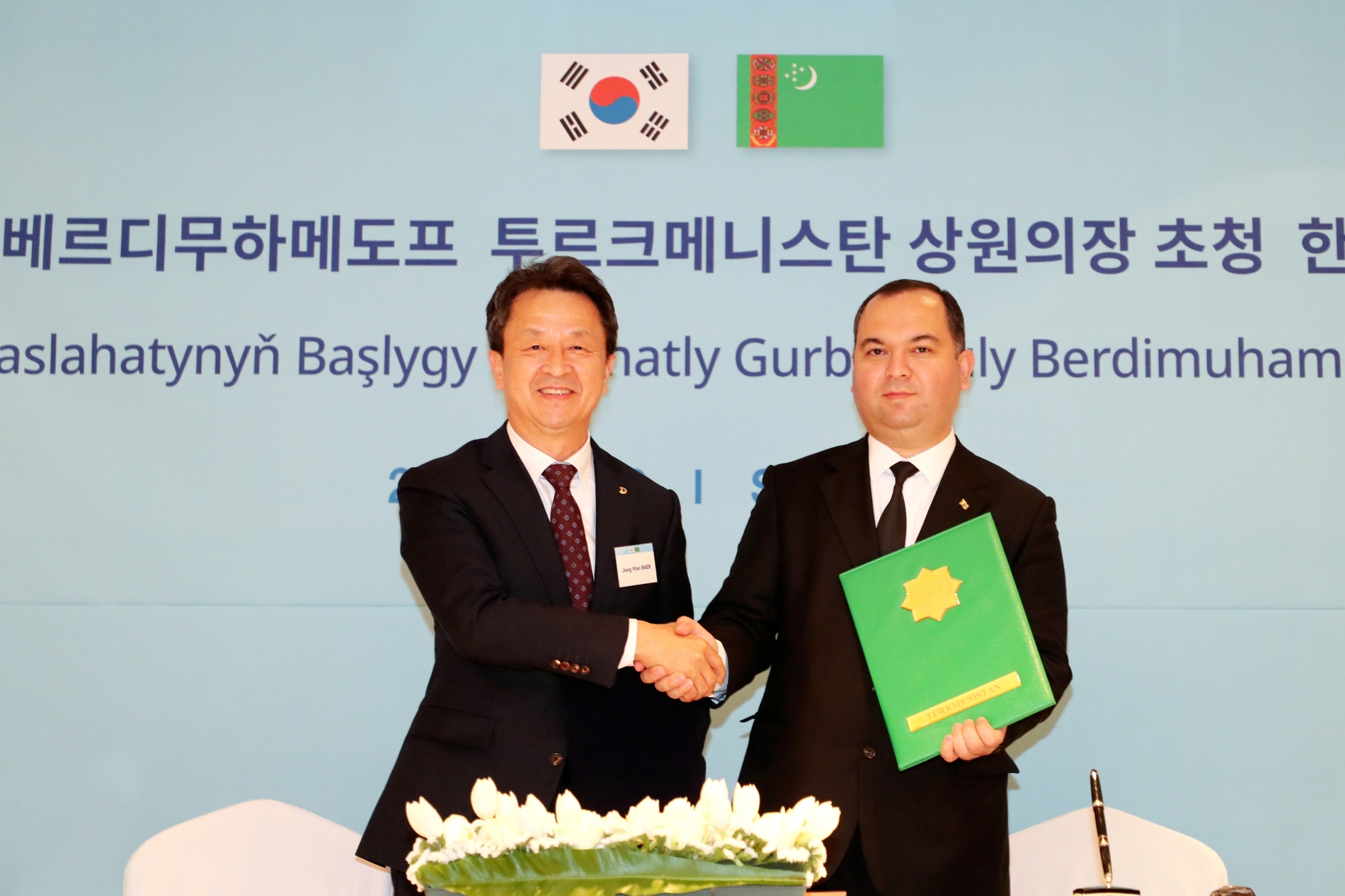 대우건설 백정완 사장(왼쪽)과 투르크멘히미야 니야즐리니야즐리예프 투르크멘화학공사 회장(오른쪽) / 사진제공=대우건설