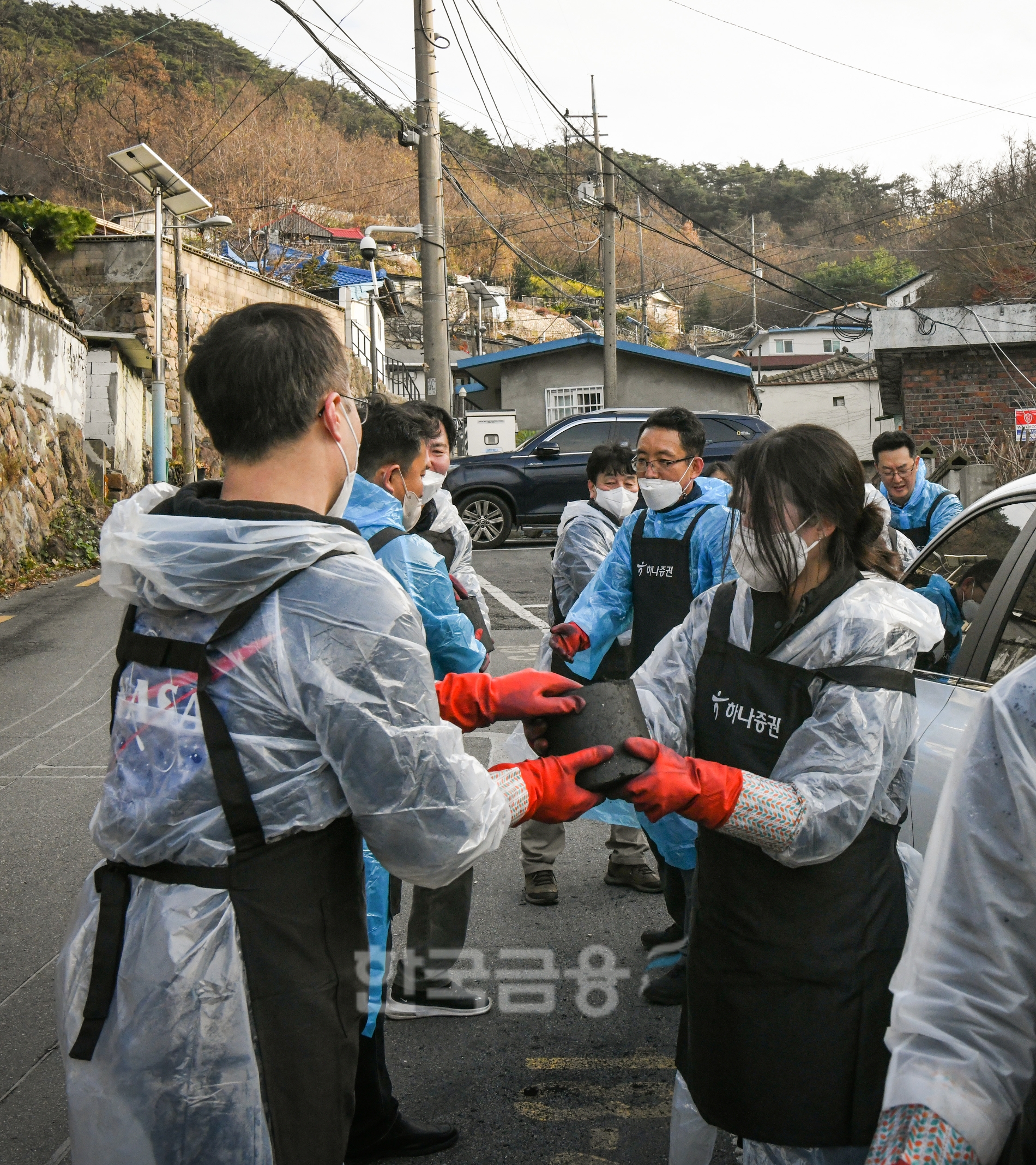 하나증권(대표 이은형) 임직원들이 지난 29일 서울 서대문구 홍제동 개미마을에서 에너지 취약계층 어르신 지원을 위한 ‘겨울나기 필수품 나눔’ 봉사활동을 진행하고 있다./사진=하나증권