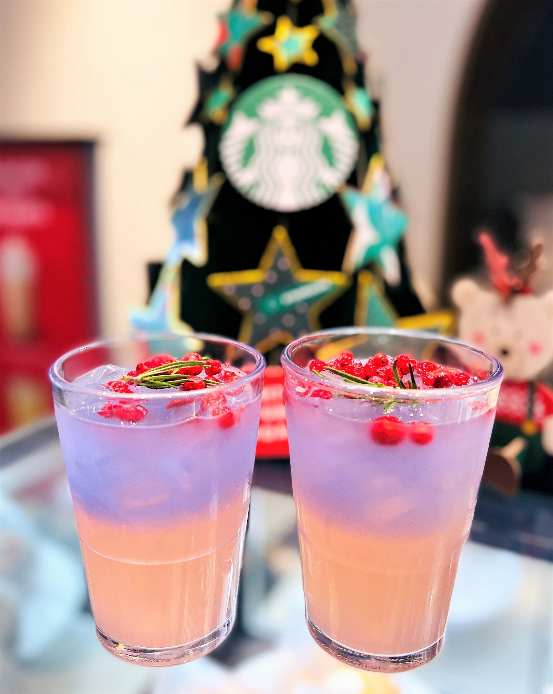 스타벅스의 겨울 시즌 음료 오로라 캐모마일 릴렉서가 2030세대를 사로잡았다./사진제공=스타벅스커피코리아