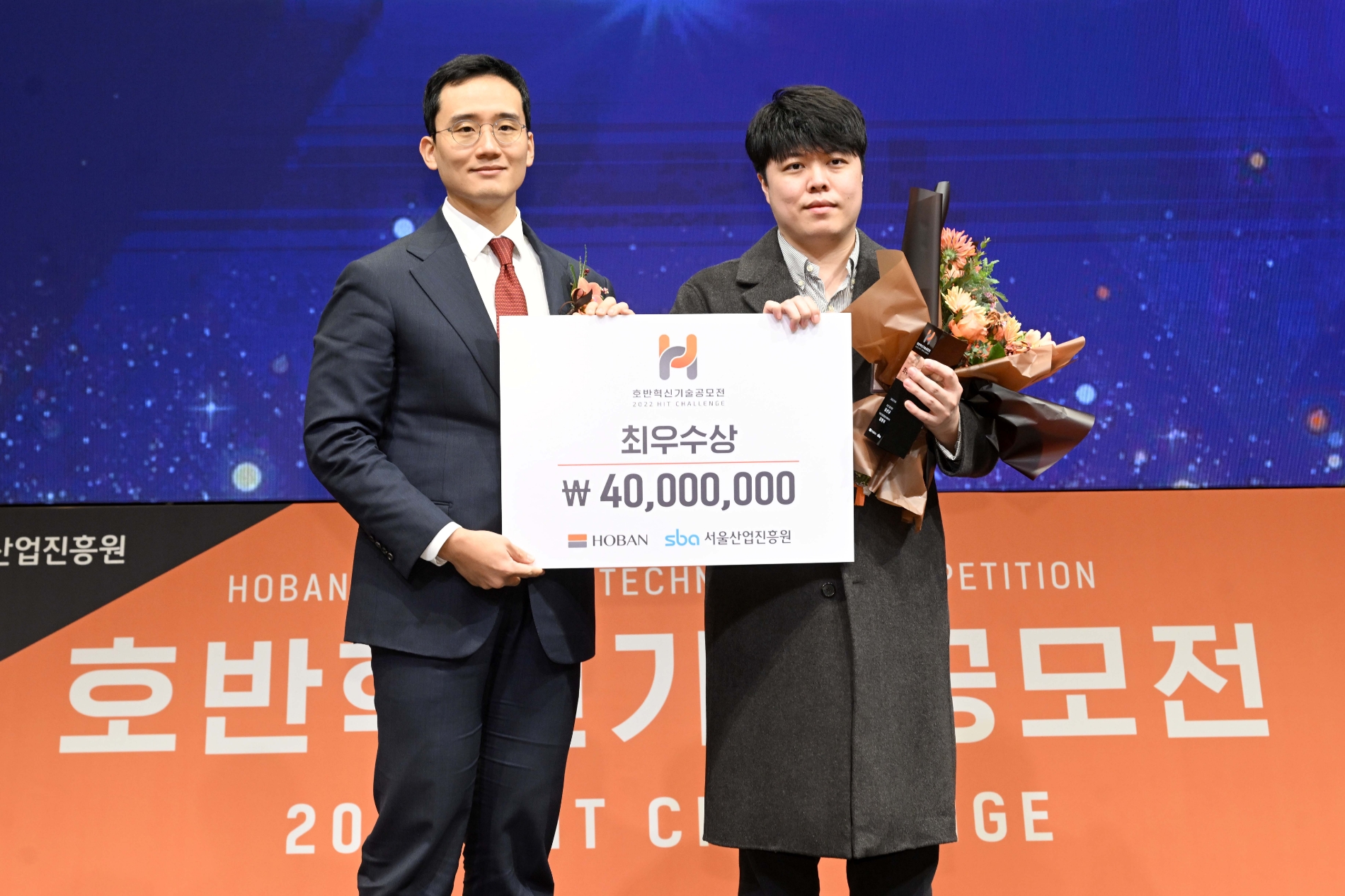 김대헌 호반그룹 기획총괄 사장(왼쪽)과 정욱찬 팀워크 대표가 기념촬영을 하는 모습./사진제공=호반그룹