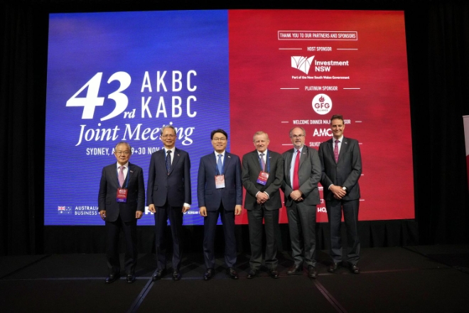 최정우 포스코그룹 회장이 1일 호주의 수도 캔버라에 위치한 국회의사당에서 앤서니 앨버니지(Anthony Albanese) 호주 총리를 만나 포스코그룹과 호주 정부간의 친환경 미래사업 협력을 논의했다. /사진=포스코그룹.