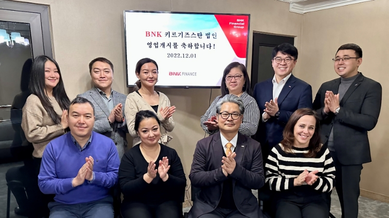 BNK캐피탈의 여섯 번째 해외 자회사인 키르기스스탄 법인이 이날(1일) 첫 영업을 개시했다. 신동철 BNK캐피탈 키르기스스탄 법인장(첫째 줄 오른쪽에서 두 번째)이 사진 촬영을 하고 있다. /사진제공=BNK캐피탈