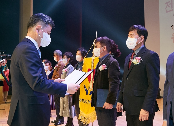 SK인천석유화학(대표이사 최윤석)은 행정안전부 주관 ‘2022년 대한민국 자원봉사대상’에서 대통령표창을 수상했다. /사진=SK이노베이션.