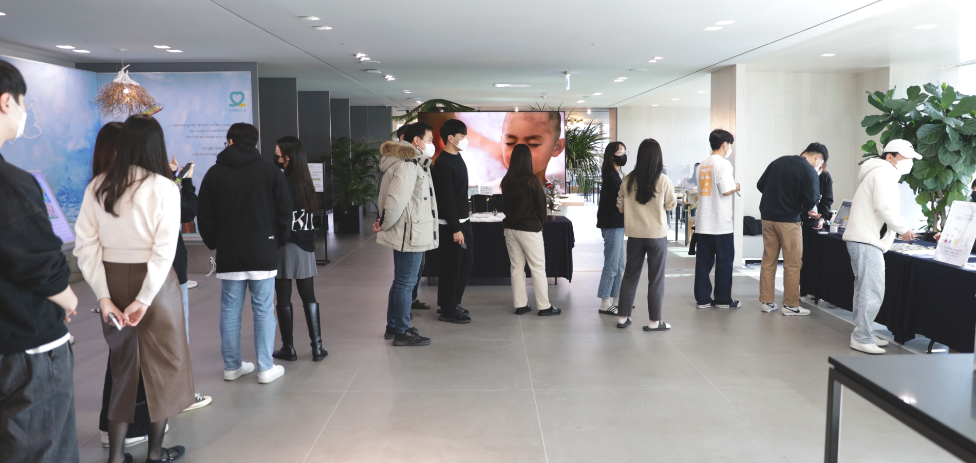 넥슨 직원들이 사내 기부 이벤트 ‘제3회 더블유WEEK’에 참여하고 있다. 사진=넥슨