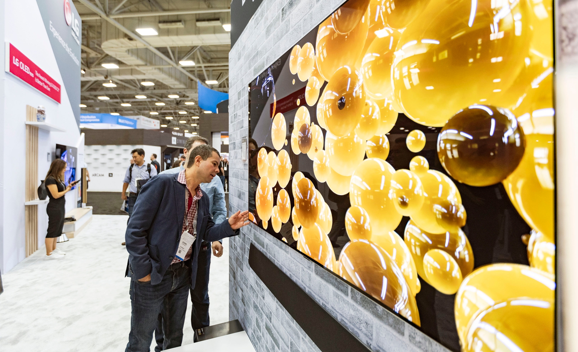 LG 올레드 에보가 글로벌 유력 매체로부터 '올해 최고 TV'로 연이어 선정됐다. 미국 고객이 LG 올레드 에보를 살펴보고 있다. 사진=LG전자