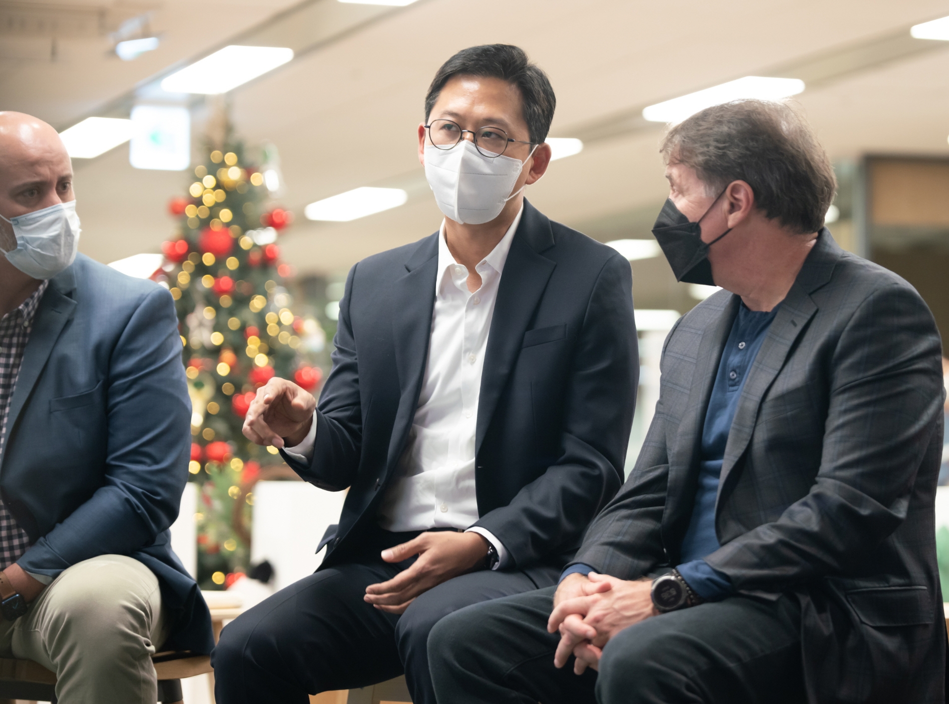 배경훈 원장(가운데)이 LG AI연구원에 방문한 폴 헤네시(Paul Hennessy) 셔터스톡 CEO(오른쪽)와 이야기를 나누고 있다. 사진=LG