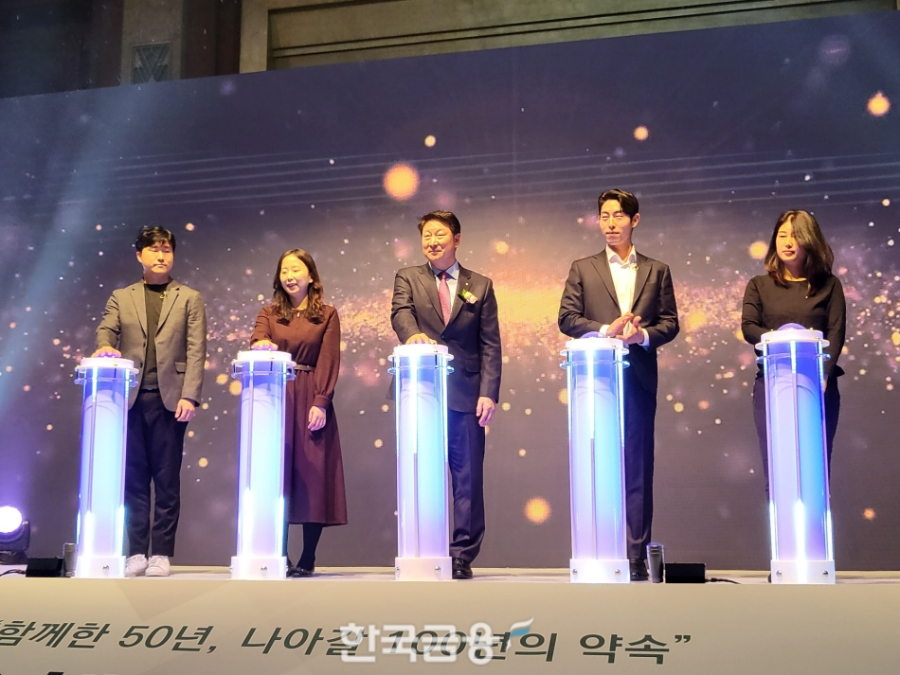 저축은행 MZ세대 직원들과 오화경 저축은행중앙회장(가운데)이 비전선포식을 하고 있다. /사진=신혜주 기자