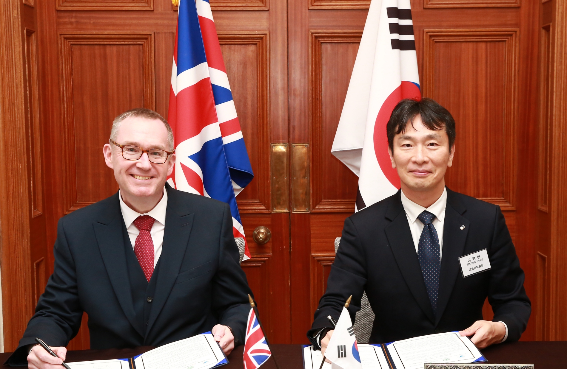이복현 금융감독원장(오른쪽)과 콜린 크룩스 주한 영국대사(왼쪽)가 8일 기후리스크 관리모형 개발을 위한 업무협약을 체결했다. /사진제공=금융감독원