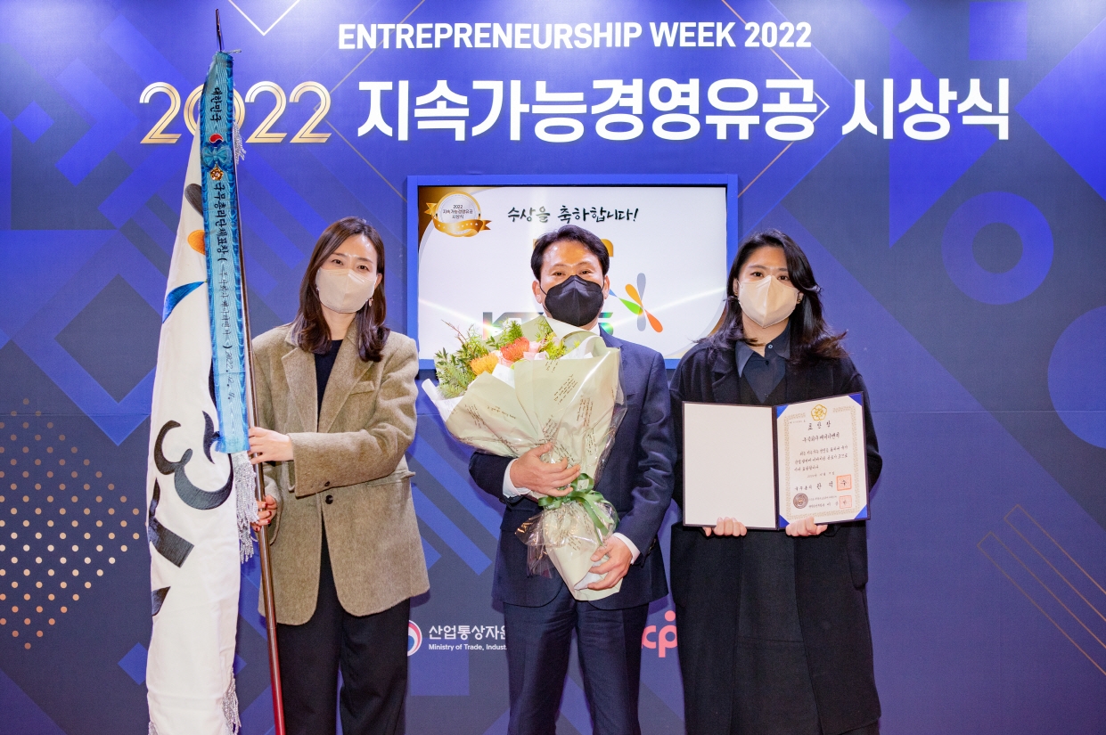 김진한 KT&G 전략기획본부장(가운데)이 수상 후 기념촬영을 하는 모습./ 사진제공 = KT&G