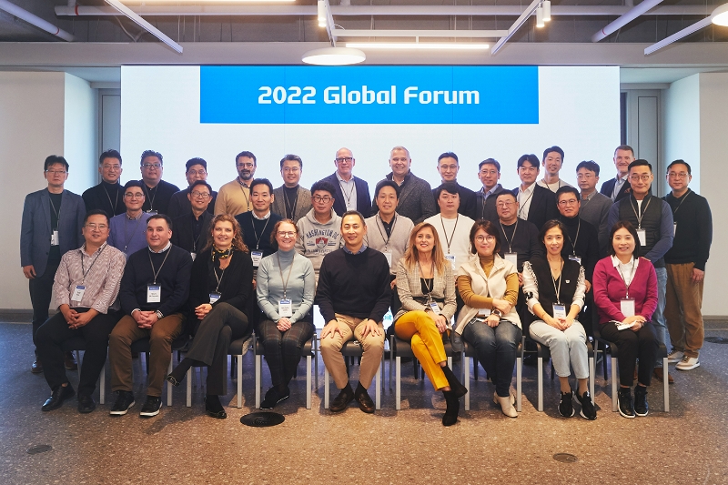 지난 7일 현대캐피탈 목진원 대표(앞줄 왼쪽에서 5번째)를 비롯해 전 세계 13개국 주요 임직원들이 ‘글로벌 포럼’ 참석을 위해 한 자리에 모였다. /사진제공=현대캐피탈