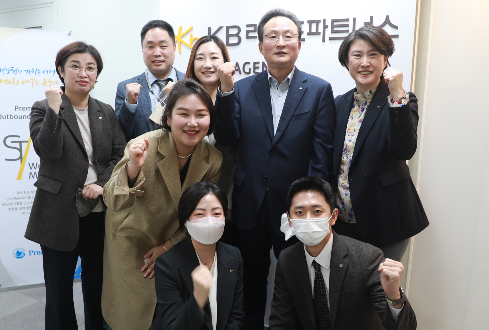 지난 8일 KB라이프생명 이환주 대표이사 후보(윗줄 오른쪽에서 두 번째)가 KB라이프파트너스의 주요 에이전시에 방문에 임직원들과 기념사진을 촬영하고 있다./사진=KB생명
