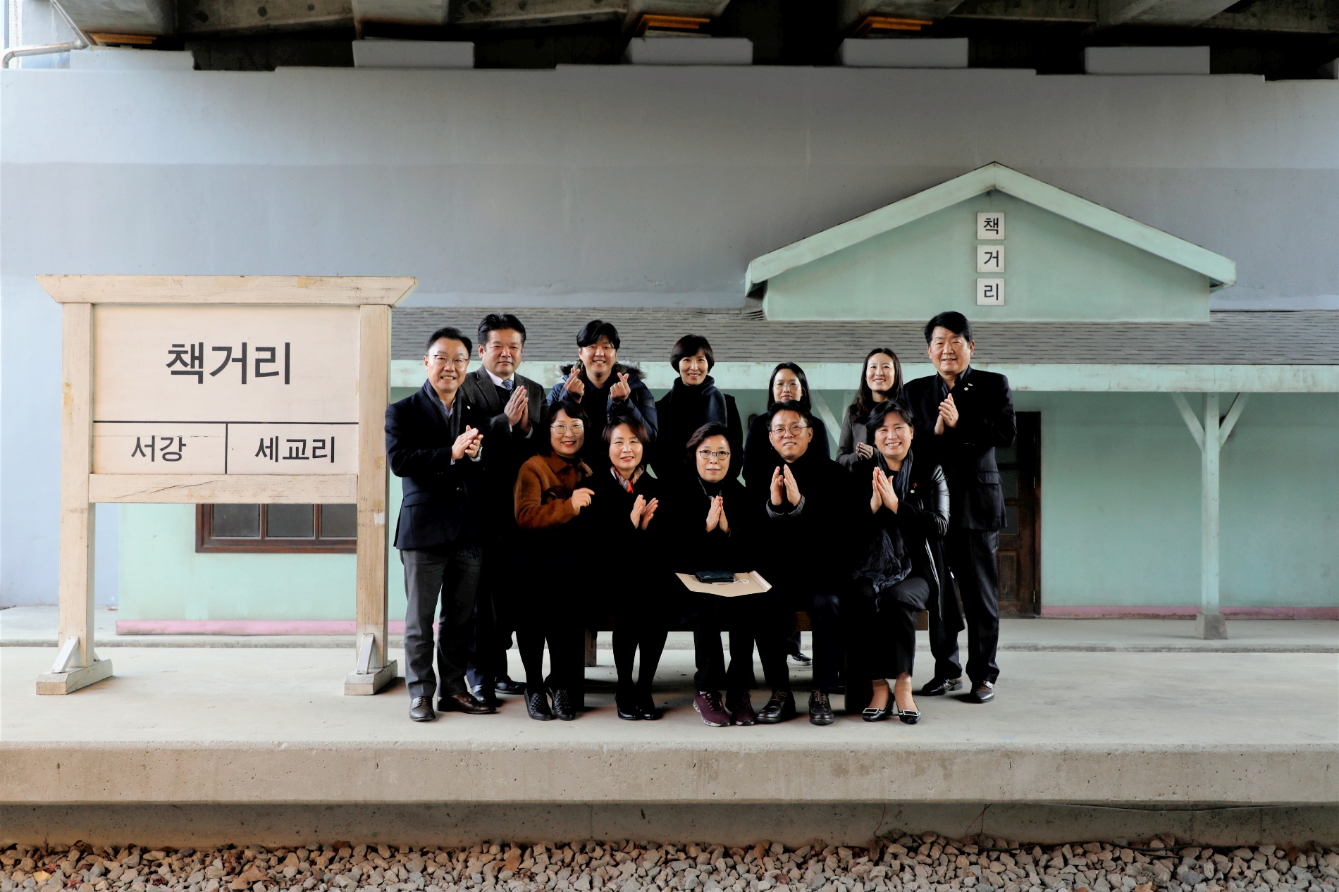 마포구의회 행정건설위원회 권영숙 위원장을 비롯한 소속 의원들이 경의선 책거리를 현장방문하고 기념촬영을 하는 모습./사진제공=마포구의회