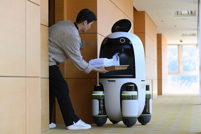 롤링힐스 호텔에서 현대차그룹 배송 로봇이 물품을 배달하고 있다. 제공=현대차그룹.