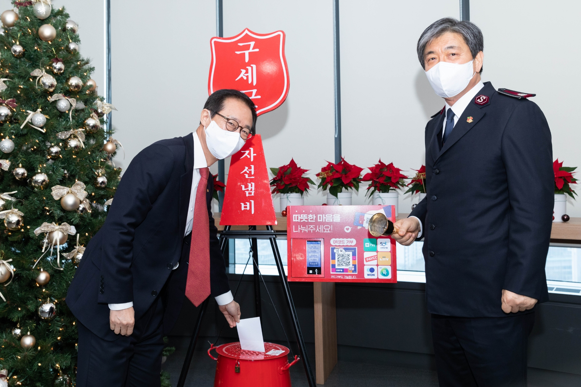 조용일 현대해상 대표이사(왼쪽)가 장만희 구세군 사령관과 기념촬영을 하고 있다./사진=현대해상