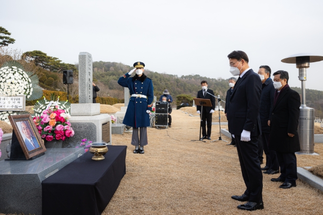 포스코그룹(회장 최정우)이 13일 국립서울현충원에서 고 박태준 명예회장 11주기를 맞이해 현충원 묘소를 찾아 추모 행사를 가졌다. /사진=포스코그룹.