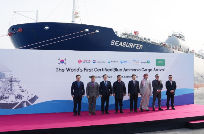 롯데정밀화학(대표이사 김용석)은 13일 울산항에서 세계 최초 청청 암모니아 입항식을 열었다. /사진=롯데정밀화학.