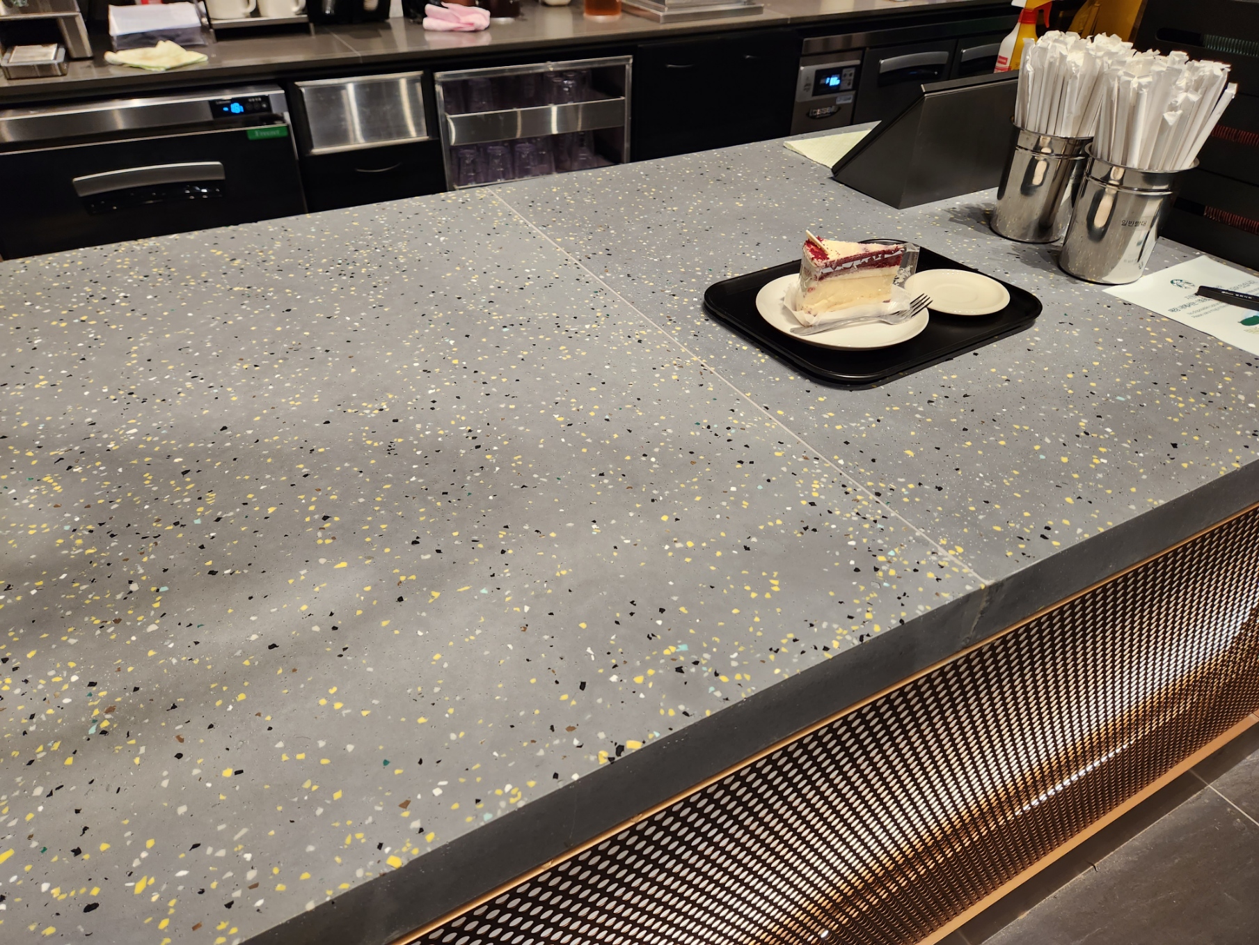 매장 계산대는 폐텀블러를 재활용해 친환경을 강조했다./사진=나선혜기자