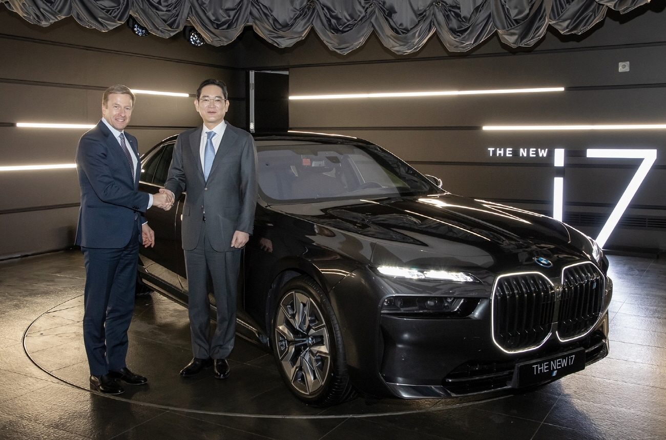 이재용 삼성전자 회장(오른쪽)은 17일 인천 영종도에 위치한 BMW 드라이빙 센터에서 올리버 집세(Oliver Zipse) BMW CEO(왼쪽) 등 경영진과 만났다. 사진=삼성전자