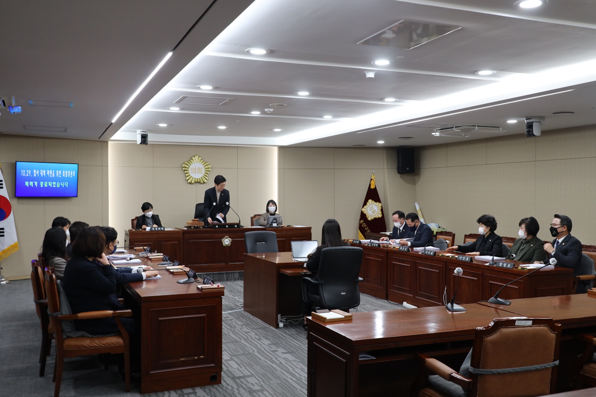 백준석 특별위원장이 10.29 참사 대책 마련 회의를 주재하는 모습./사진제공=용산구의회