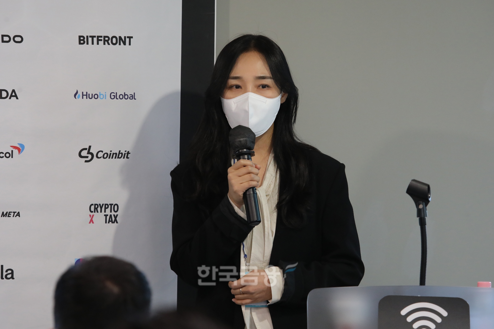 빗썸(Bithumb·대표 이재원), 코인원(Coinone·대표 차명훈), 코빗(Korbit·대표 오세진) 등 국내 가상 자산 거래소 3사가 모여 만든 자금이동 규칙(Travel Rule) 합작법인 ‘코드’(CODE)의 이성미 대표가 2022년 12월 14일 열린 회원사 간담회에서 코드에 대해 소개하고 있다./사진=빗썸