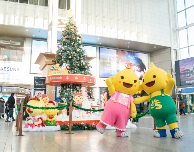 에쓰오일(대표이사 후세인 알 카타니, 이하 S-OIL)은 코레일(한국철도공사)과 함께 연말연시 KTX를 이용하는 승객들에게 즐거운 체험을 제공하기 위해 이색 컨셉의 ‘구도일 트리’를 서울ㆍ울산역에서 내년 1월 6일까지 약 1개월 간 운영한다. /사진=에쓰오일