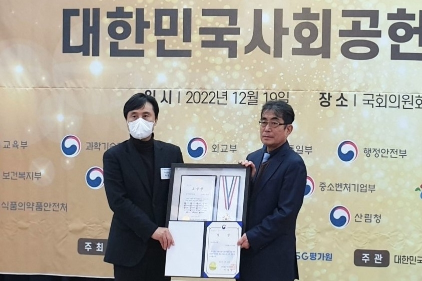 박정우 SR 경영인재실장(왼쪽)이 산업통상자원부장관상을 수상하고 기념촬영을 하는 모습./사진제공=SR