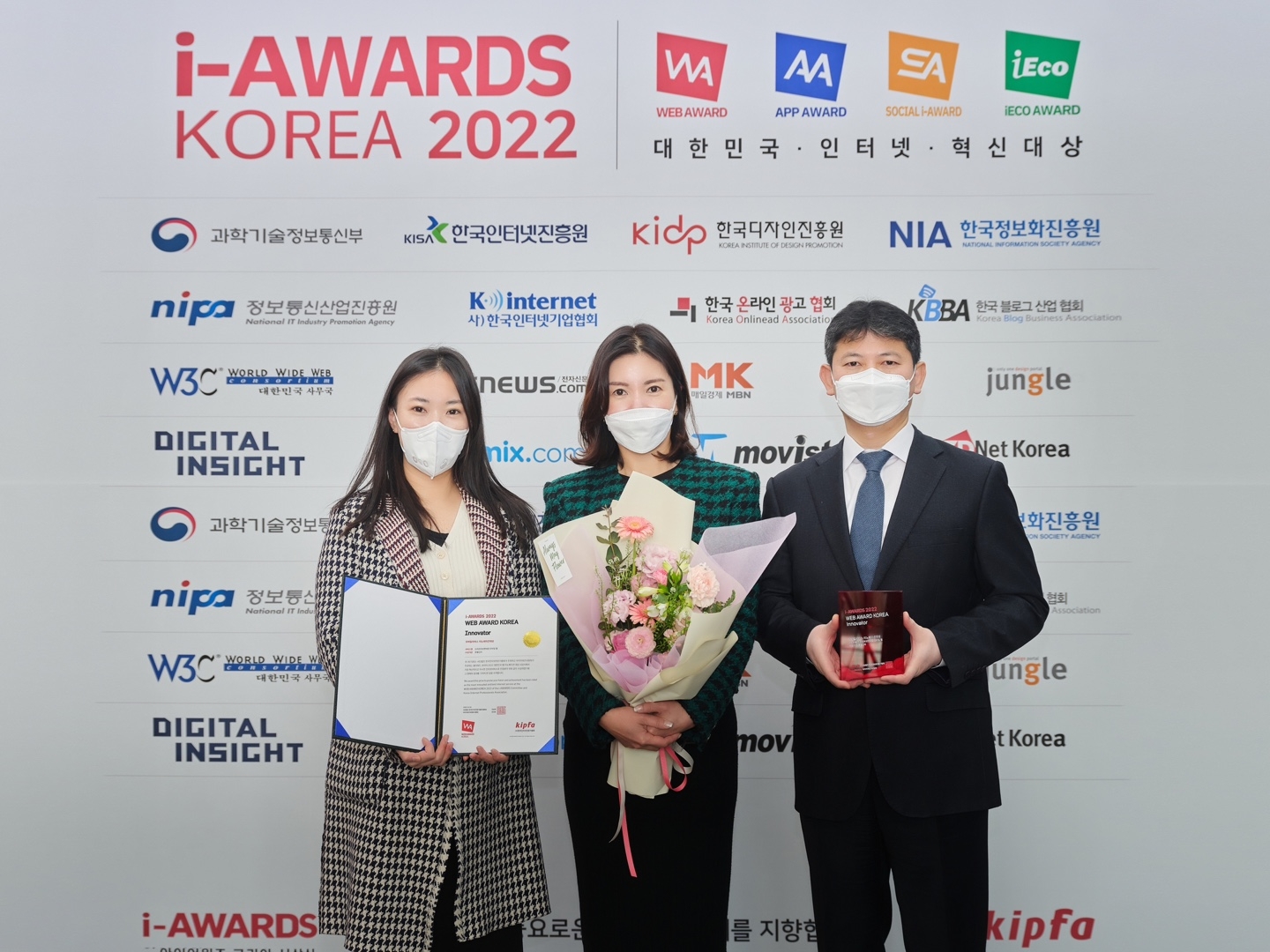 (왼쪽부터) 신라면세점 최성민 그룹장, 김보연 상무, 이재균 그룹장이 2022 웹∙스마트앱어워드 시상식에서 대상 수상 후 기념촬영을 하고있다./ 사진제공 = 호텔신라