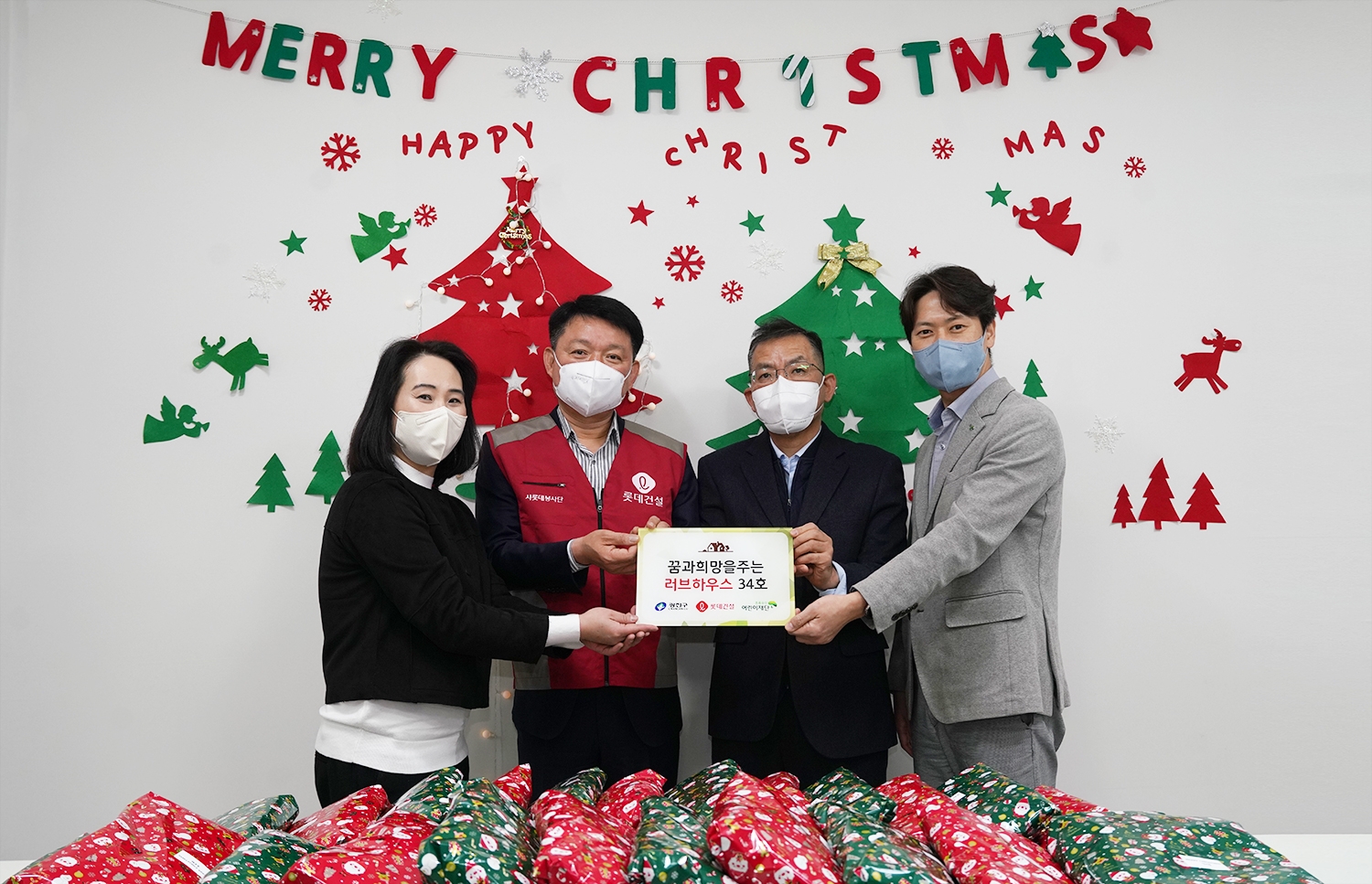 왼쪽부터 행복한지역아동센터 김지연 센터장, 롯데건설 공성태 상무, 광진구청 강선경 아동청소년과장, 초록우산어린이재단 차동범 나눔사업팀장이 기증판 전달식에 참여해 사진을 촬영하고 있다. / 사진제공=롯데건설