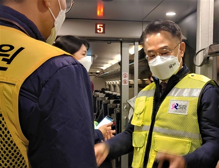 이종국 SR 대표이사(오른쪽)는 21일 오전 SRT에서 임직원들과 함께 올바른 승차권 이용문화 정착을 위한 특별기동검표단으로 참여했다./사진제공=SR
