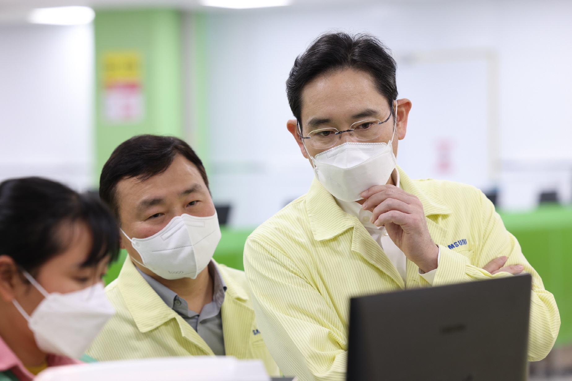 이재용 삼성전자 회장이 22일 베트남 하노이 인근의 삼성전자 법인(SEV)을 방문해 스마트폰 생산 공장을 점검하고 있다. 사진=삼성전자
