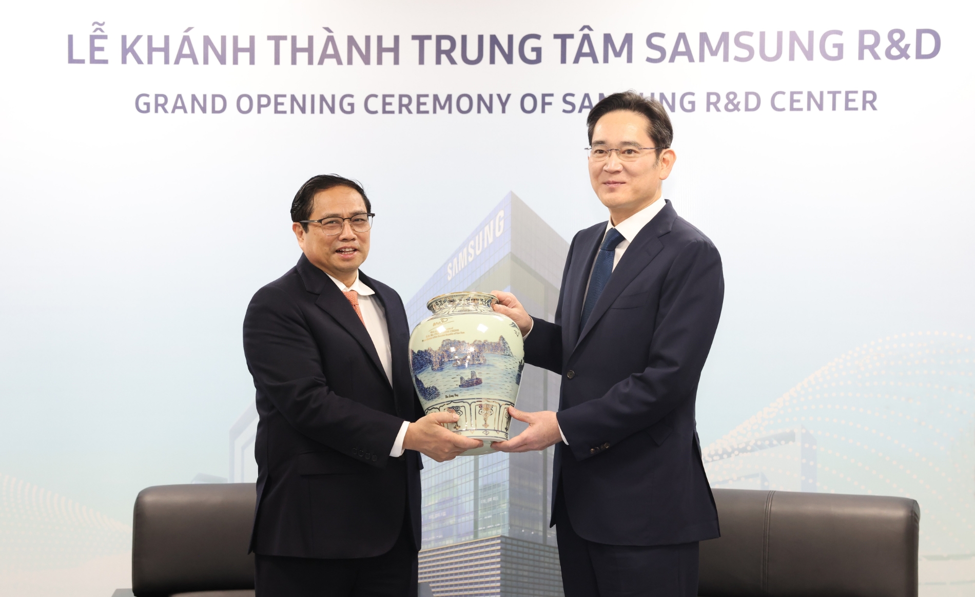 베트남 삼성 R&D센터 준공식에 앞서 환담 중인 이재용 회장(오른쪽)과 팜민찐 베트남 총리(왼쪽)의 모습. 사진=삼성전자