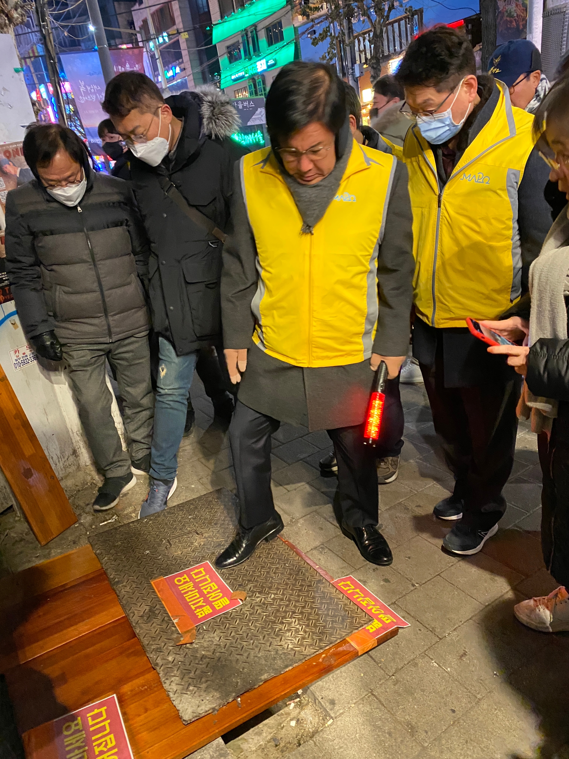 박강수 마포구청장이 홍대에서 안전점검을 하고 있다./사진제공=마포구