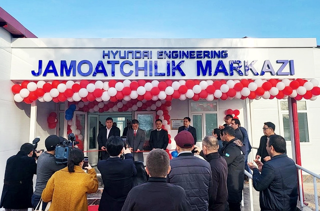 우즈베키스탄 타슈켄트주 아항가란시 스포츠 학교 부지 내 준공된 ‘현대엔지니어링 커뮤니티 센터’ 전달식에서 참석자들이 테이프 커팅식을 진행하고 있다. / 사진제공=현대엔지니어링