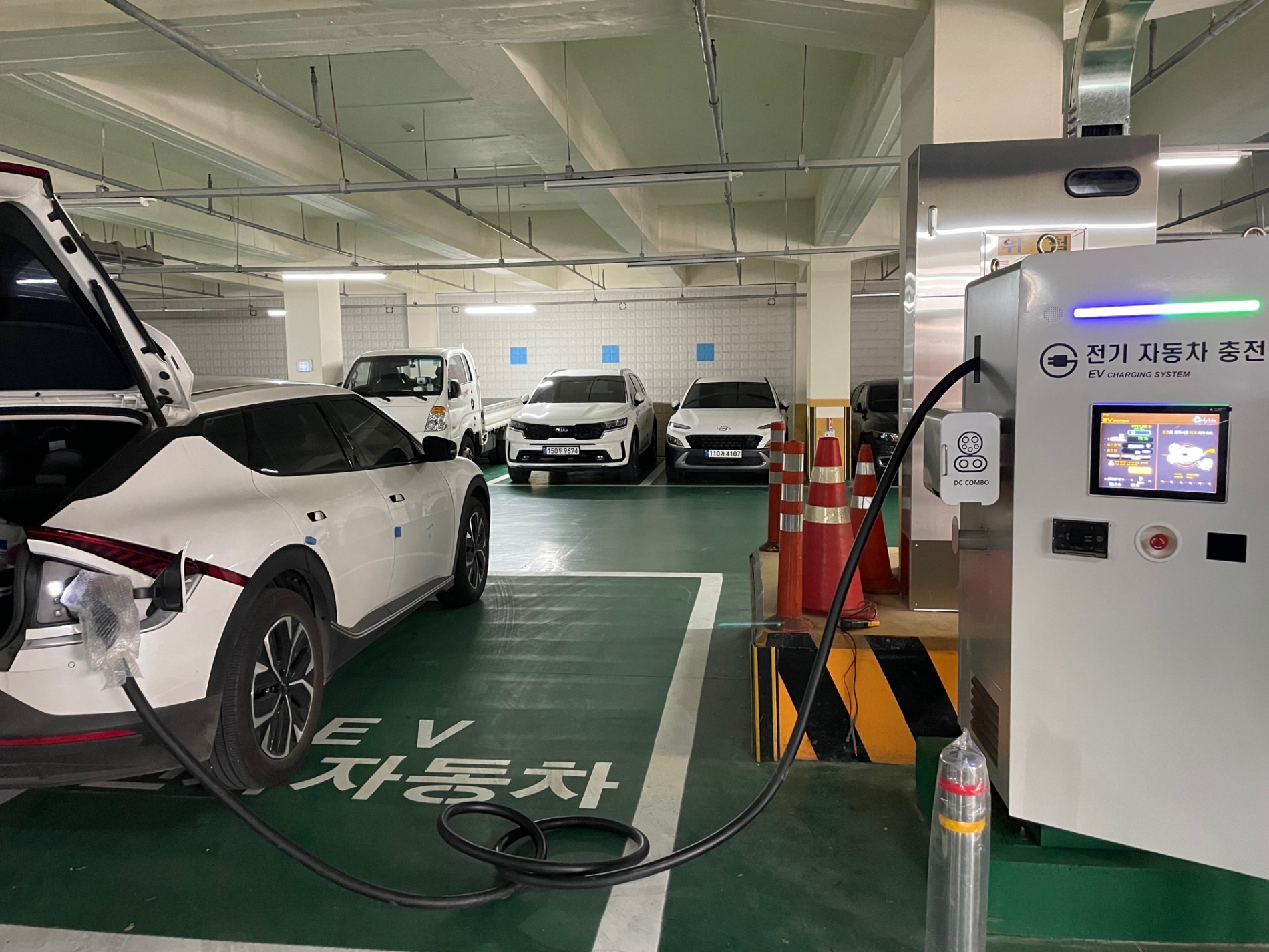 동작구 상도동에 위치한 도화공영주차장에 전기자동차 충전기를 설치하고 시범 운영하는 모습./사진제공=동작구