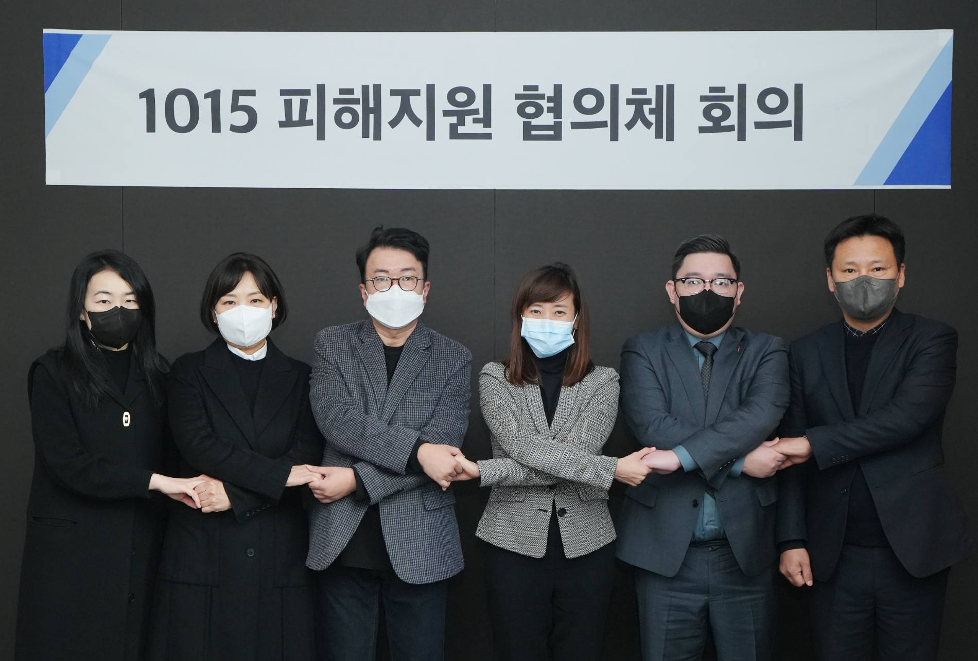 카카오 1015 피해지원 협의체가 29일 SKC&C 데이터센터 화제에 따른 서비스 장애 피해지원 계획을 발표했다. (왼쪽부터) 공정거래-소비자보호 전문가 최난설헌 교수(연세대 법학전문대학원), 한국소비자연맹 정지연 사무총장, 코리아스타트업포럼 최성진 대표, 카카오 송지혜 카카오톡 부문장, 소상공인연합회 김기홍 감사, 차남수 정책홍보본부장. 2022.12.29/사진=카카오