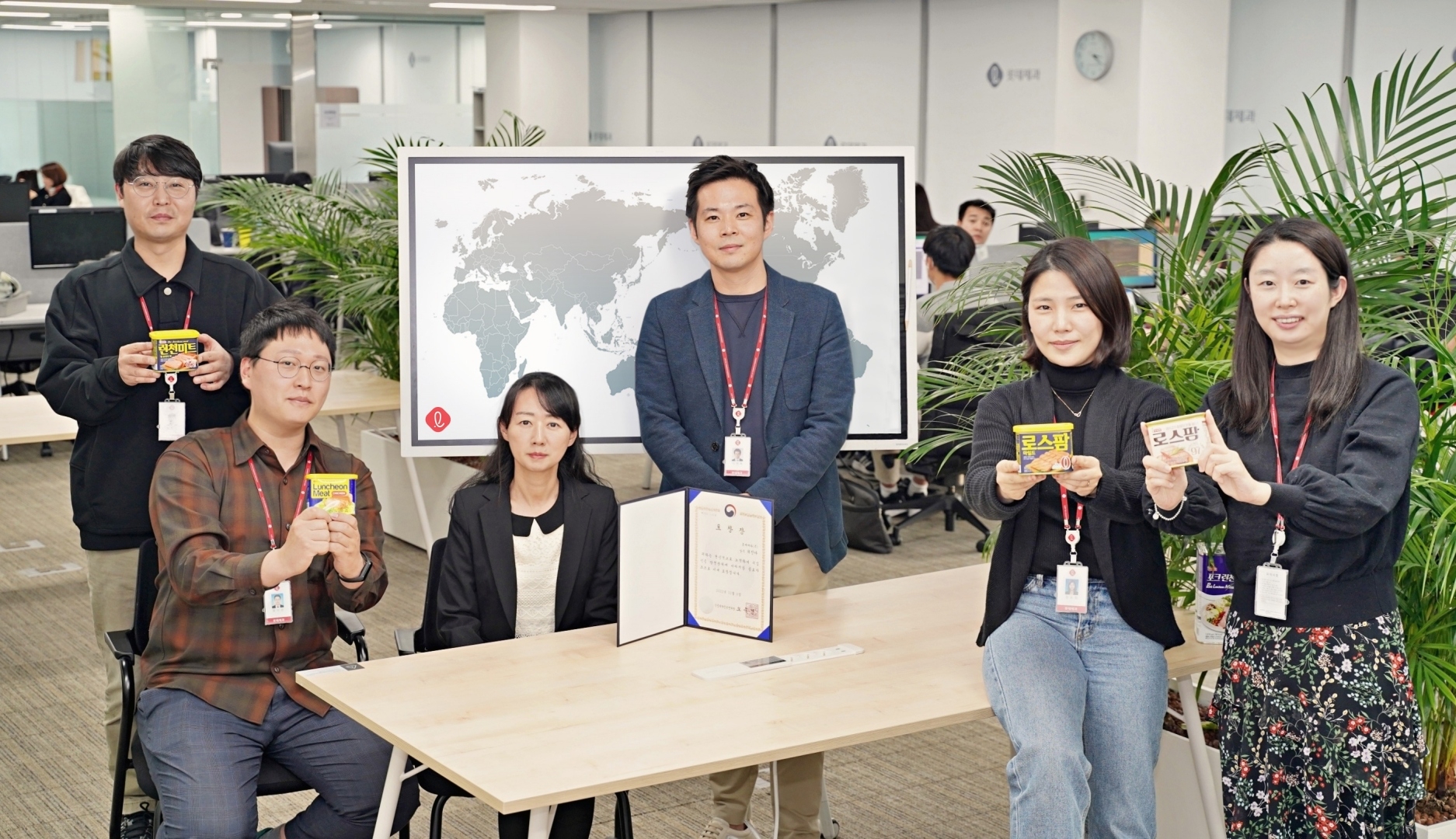 표창을 수상한 롯데제과 최진아 글로벌영업부문장(왼쪽에서 세번째)과 캔햄 수출을 담당하는 글로벌푸드팀./ 사진제공 = 롯데제과