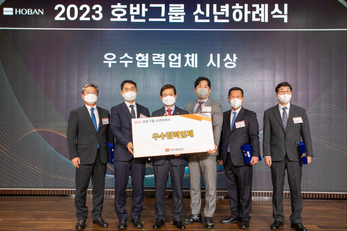 김선규 호반그룹 회장(왼쪽에서 세 번째)이 호반그룹 우수 협력업체 시상식 건축부문 관계자들과 기념촬영을 하는 모습./사진제공=호반그룹