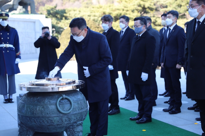 한화그룹 방산 계열사인 한화에어로스페이스, 한화방산, 한화시스템 등 3사는 현충원 참배를 시작으로 2023년의 공식 업무를 시작했다. /사진=한화에어로스페이스.