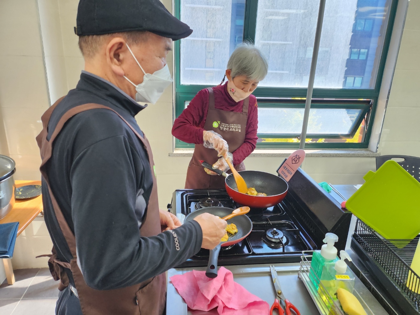 시립용산노인종합복지관 이용 어르신이 황금레시피에 참여해 요리를 하고 있다./사진제공=용산구