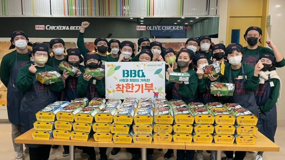 BBQ가 치킨대학 착한기부를 통해 화성시 지역아동복지센터 연합회에 치킨을 전달하고 기념사진을 촬영하고 있다./사진제공=BBQ