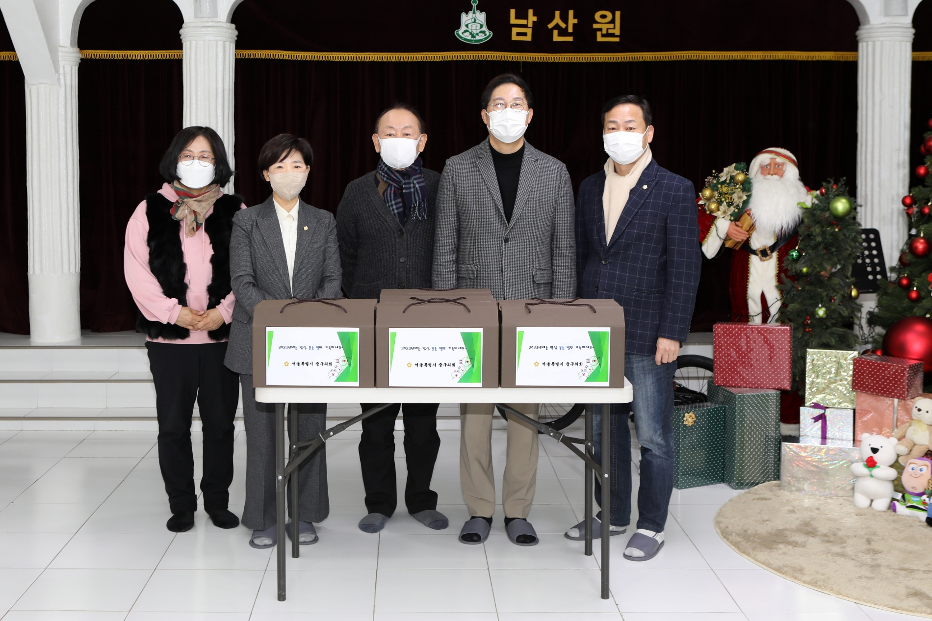 (왼쪽 두번째부터) 이정미 의원, 남산원 박흥식 원장, 길기영 의장. 송재천 의원이 함께 사진 촬영을 하고 있다. /사진제공=중구의회